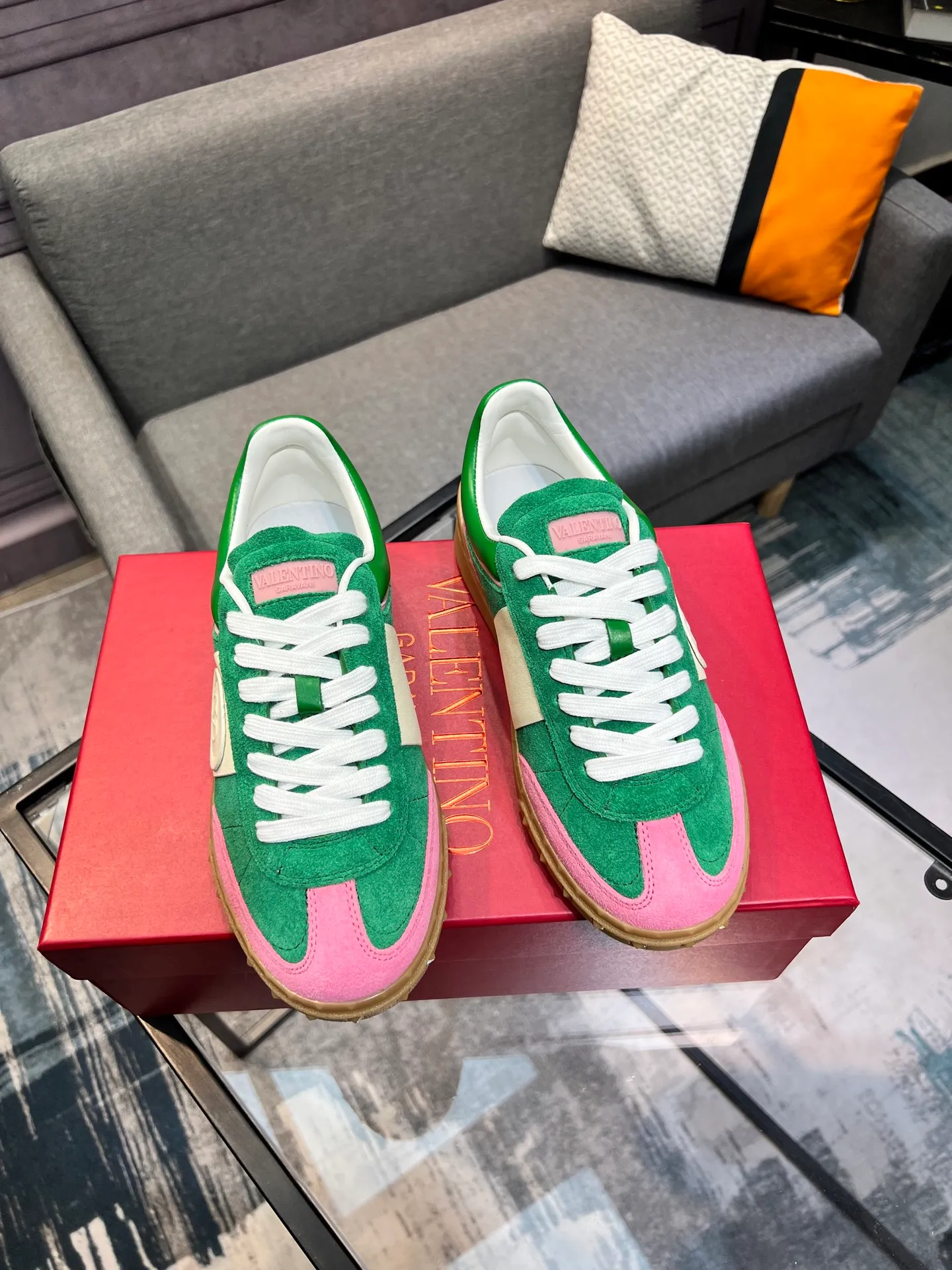 Men's shoes 💰620 👉🌹🌹VALENTINO counter synchronized new low-top casual sports shoes 👍Professional and high-end, perfect replica, first-class quality! 👍All made of original 1:1 materials, exclusive mold opening! 👍High mercerized cowhide fabric 👍TPU outsole, comfortable and wear-resistant, brand injection insole, 👍Full set of high-end counter packaging 👍All details are customized with 1:1 mold, striving for perfection! 👍Couple style female 35-41, male 38-46 (female 41, male 45 46 customized)